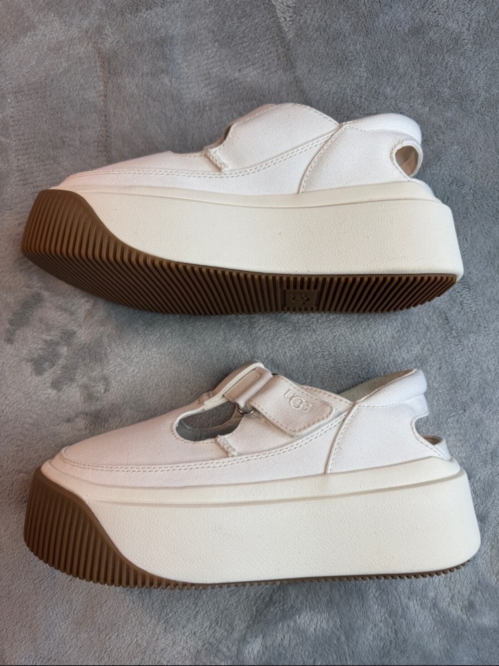 NWOT UGG Ez-Duzzit T-Strap Sneakers - Picture 3 of 12